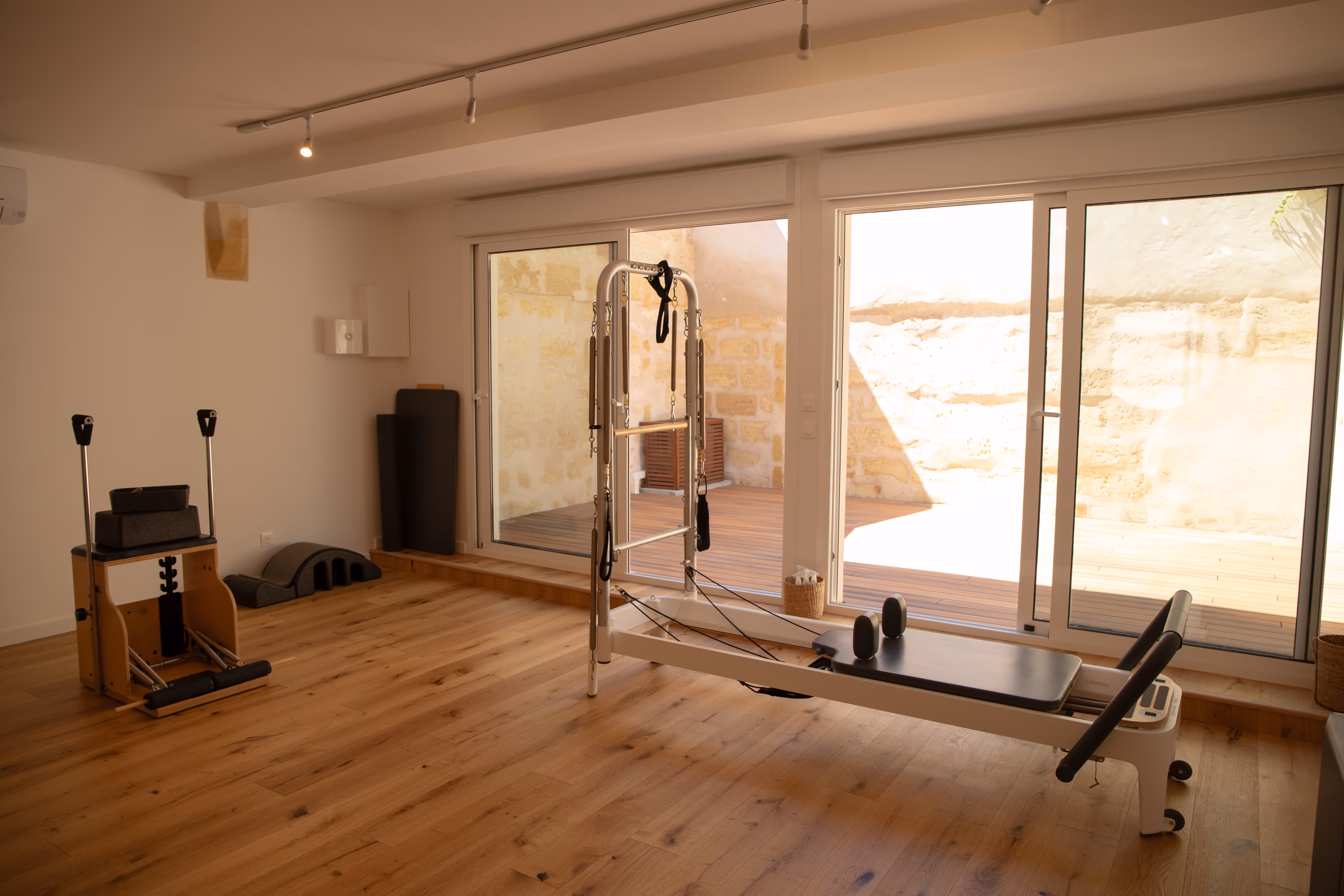 Salle de pratique équipée du studio Aline Bellardi Pilates à Bordeaux
